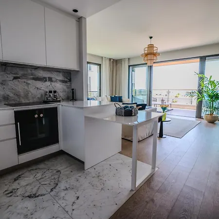 Luxury 5-star Seafront Apartment *