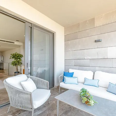 Luxury 5-star Seafront Apartment