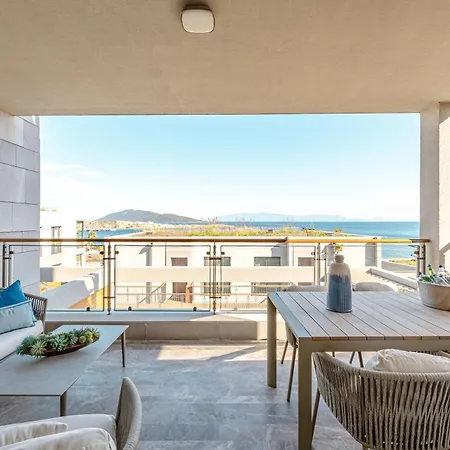 Luxury 5-star Seafront Apartment *